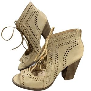 Restricted Womens Taupe Open-Toe Sandal Shoes Block Heel Size 8